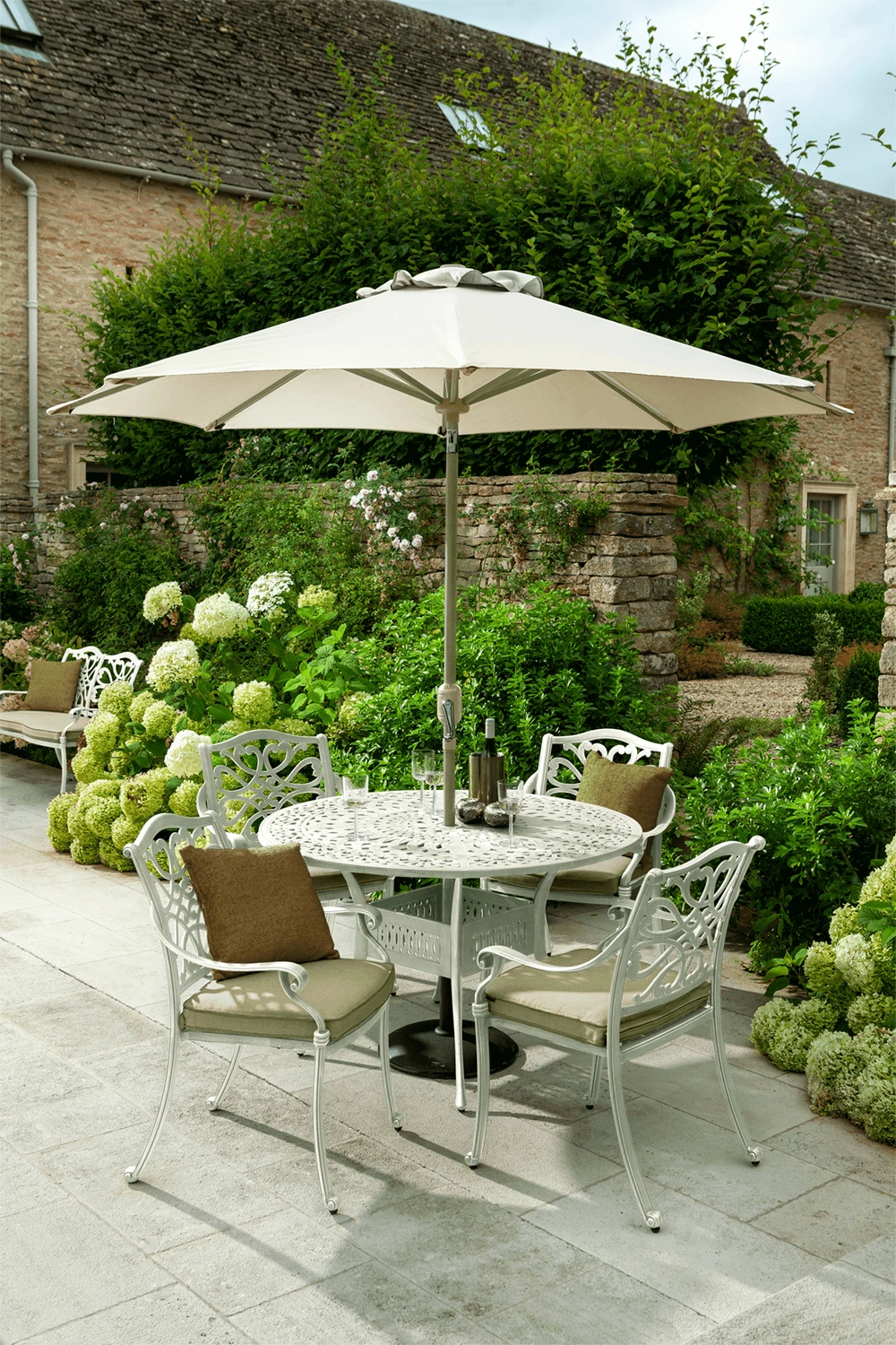 Hartman Capri 4 Seat Round Dining Set In Maize / Wheatgrass 1 Hartman Capri 4 Seat Round Dining Set In Maize / Wheatgrass