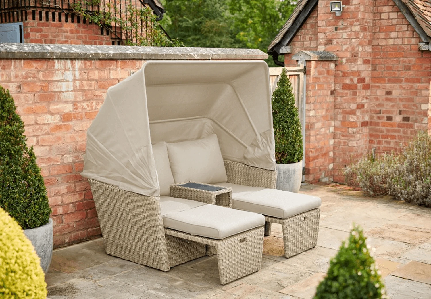 Kettler Palma Daybed In Oyster 2 Kettler Palma Daybed In Oyster - Image 2